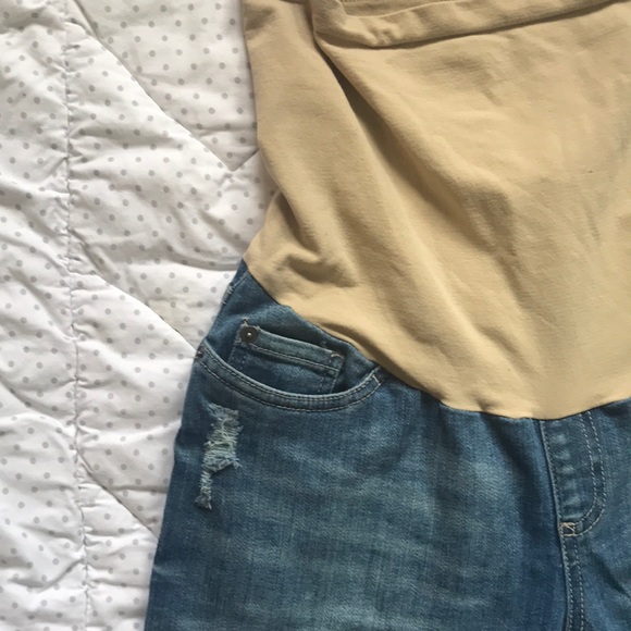 A Pea in the Pod Maternity shorts - Picture 3 of 6